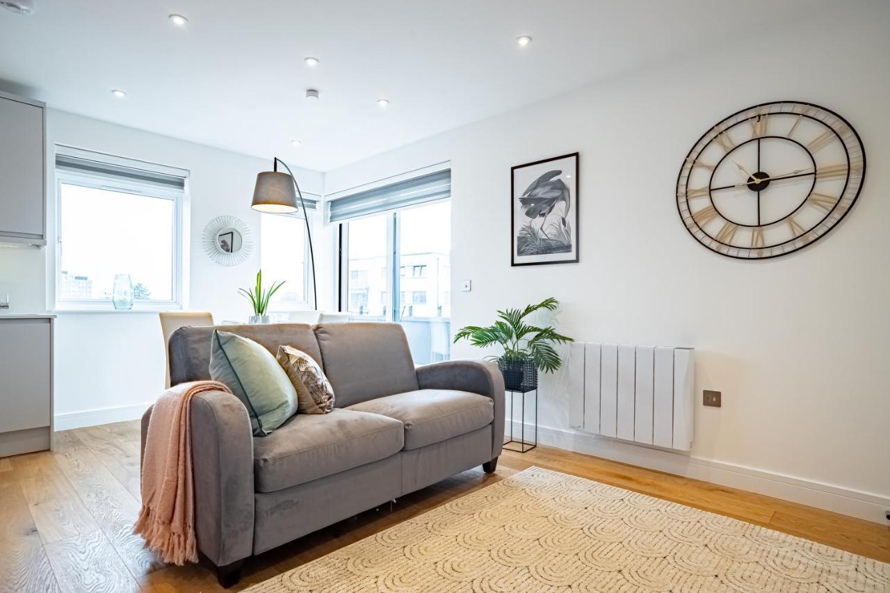 Luxe & Stylish 1 & 2 Bed Flats Near Heathrow, Legoland, & Windsor Slough Exterior photo
