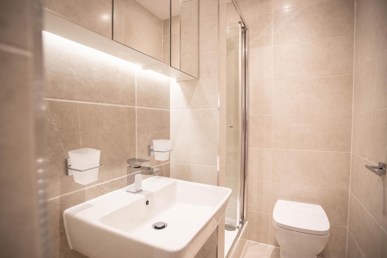 Luxe & Stylish 1 & 2 Bed Flats Near Heathrow, Legoland, & Windsor Slough Exterior photo