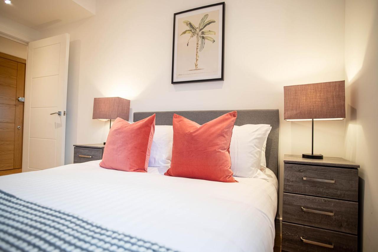 Luxe & Stylish 1 & 2 Bed Flats Near Heathrow, Legoland, & Windsor Slough Exterior photo