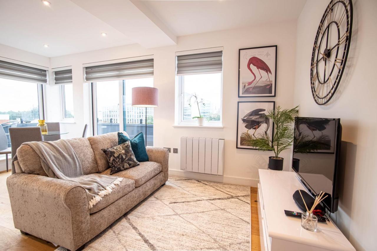 Luxe & Stylish 1 & 2 Bed Flats Near Heathrow, Legoland, & Windsor Slough Exterior photo